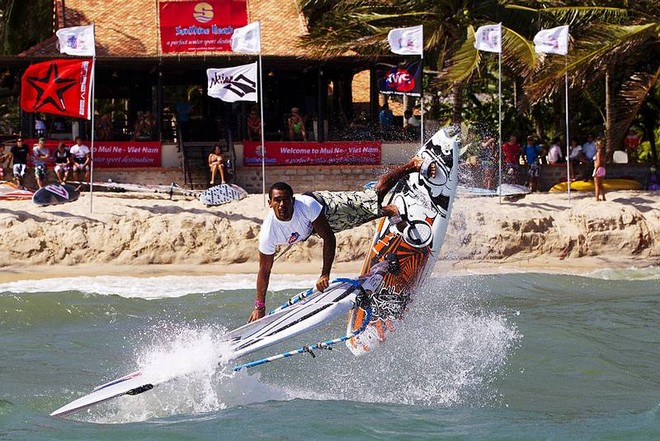 Tonky Frans action - Vietnam PWA Grand Slam 2011 - Day 2 ©  John Carter / PWA http://www.pwaworldtour.com